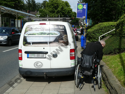 Parken auf dem Gehweg, mit Behinderung