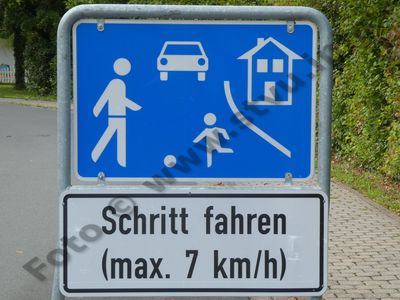 Schild Schrittgeschwindigkeit